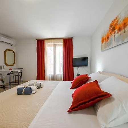 Calm And Stylish With Balcony - With Balcony Apartment