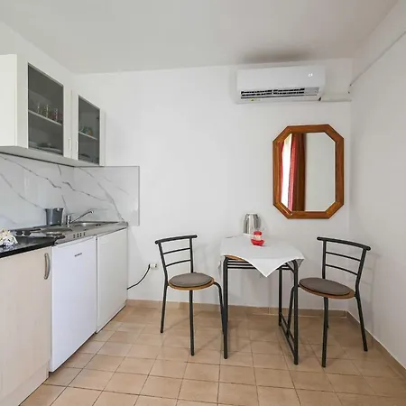 Calm And Stylish With Balcony - With Balcony *