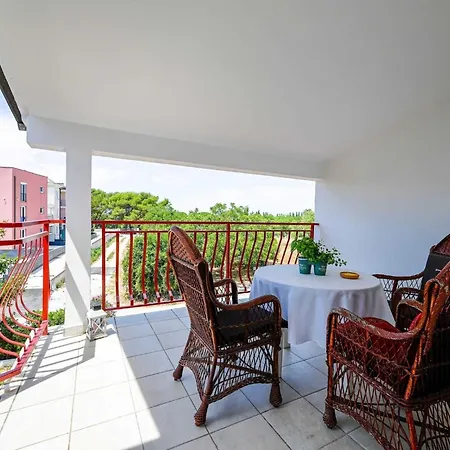 Calm And Stylish With Balcony - With Balcony * ロヴィニ